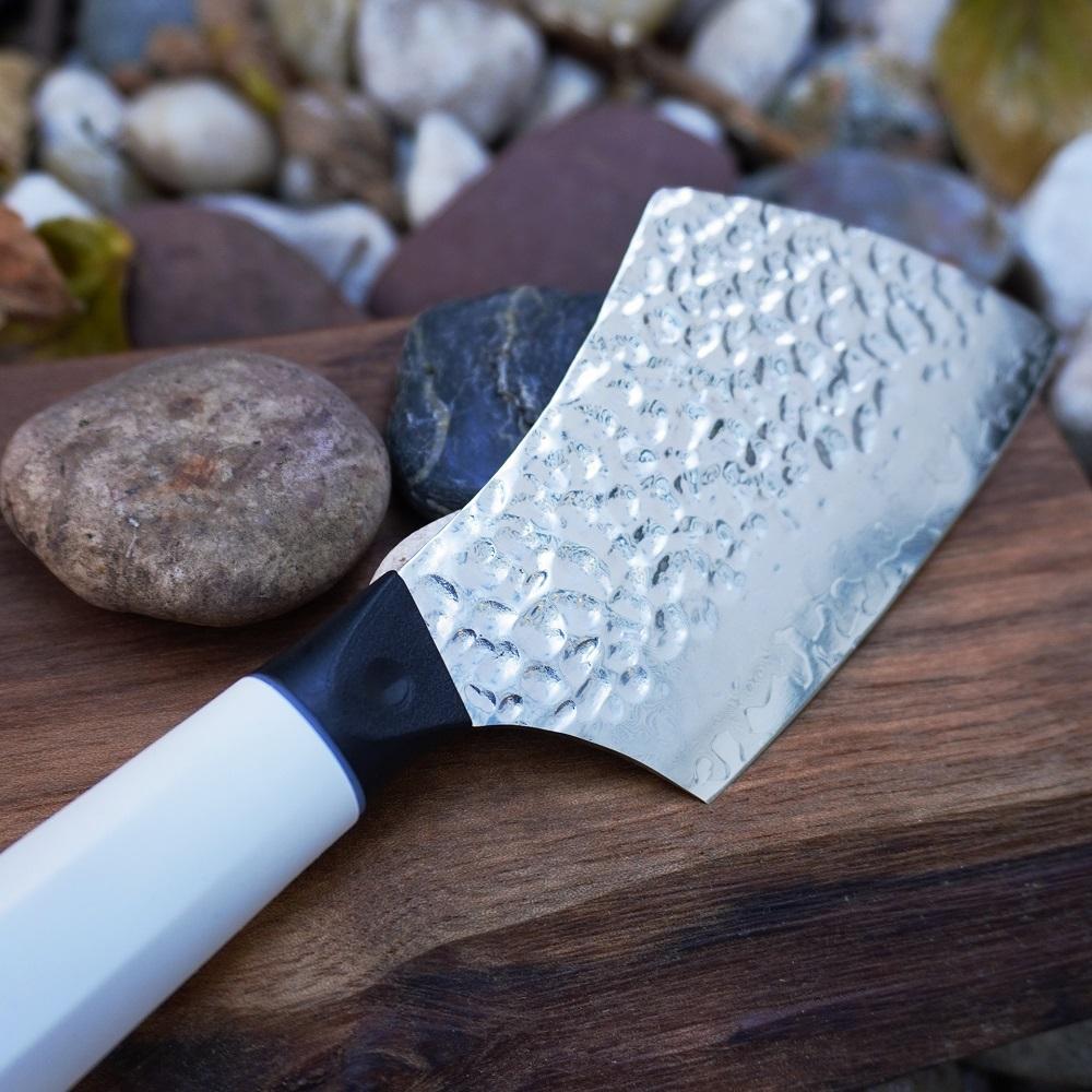 泓10cm小砍刀HK$688|Pro-Balance最新錘紋刀系列「泓」以67層夾鋼製成,經過特別處理反覆錘紋,令每把刀生成獨一無二的花紋。除了外觀吸引,鋒利的刀刃亦能為你輕鬆切割各式食材,短小精巧的小砍刀,無論居家或露營都合適使用,配上特定刀套更可安全地帶到戶外使用,熱愛露營人士不可錯過!