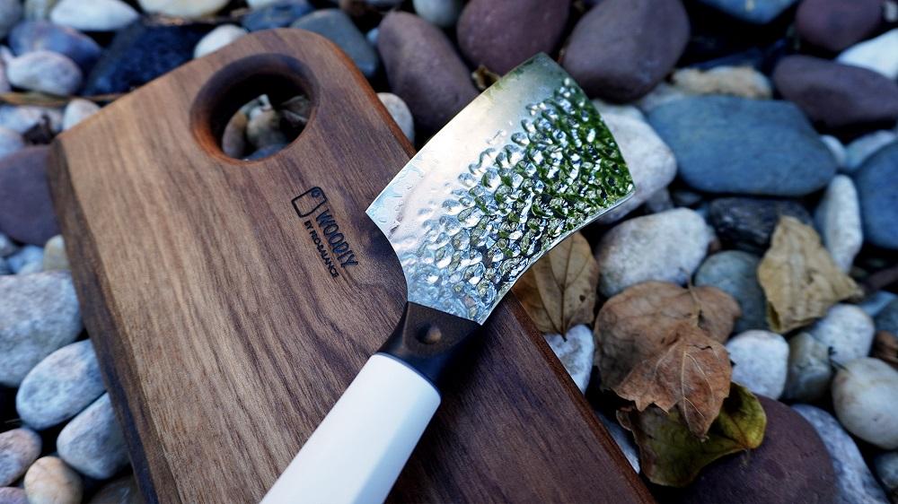 泓10cm小砍刀HK$688|Pro-Balance最新錘紋刀系列「泓」以67層夾鋼製成,經過特別處理反覆錘紋,令每把刀生成獨一無二的花紋。除了外觀吸引,鋒利的刀刃亦能為你輕鬆切割各式食材,短小精巧的小砍刀,無論居家或露營都合適使用,配上特定刀套更可安全地帶到戶外使用,熱愛露營人士不可錯過!