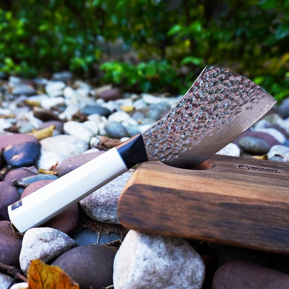 泓10cm小砍刀HK$688|Pro-Balance最新錘紋刀系列「泓」以67層夾鋼製成,經過特別處理反覆錘紋,令每把刀生成獨一無二的花紋。除了外觀吸引,鋒利的刀刃亦能為你輕鬆切割各式食材,短小精巧的小砍刀,無論居家或露營都合適使用,配上特定刀套更可安全地帶到戶外使用,熱愛露營人士不可錯過!