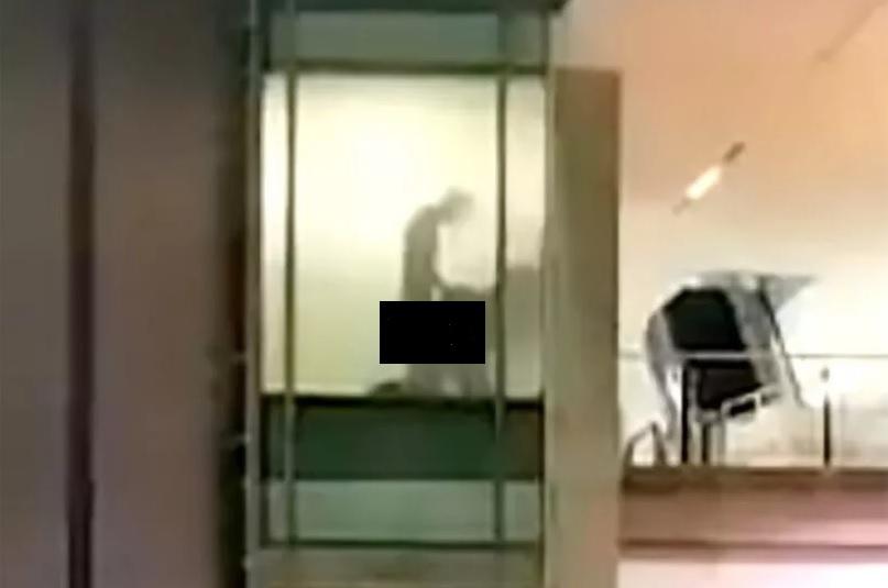 透過磨砂玻璃,可清楚看見男女在交歡。(互聯網)