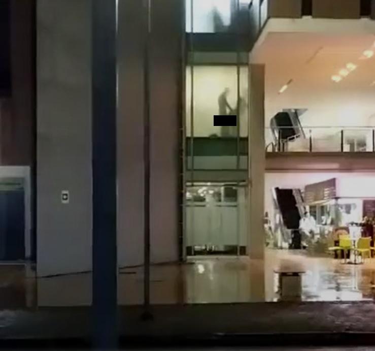 男女的愛情動作片被路人看個夠。(互聯網)