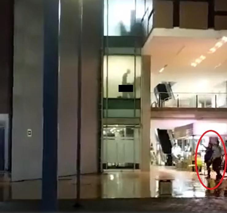 兩名路人亂入,其中一人指向上方,似乎發現另類風景。(互聯網)