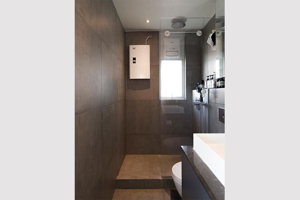 浴室牆身以及地板都用了同一款磁磚