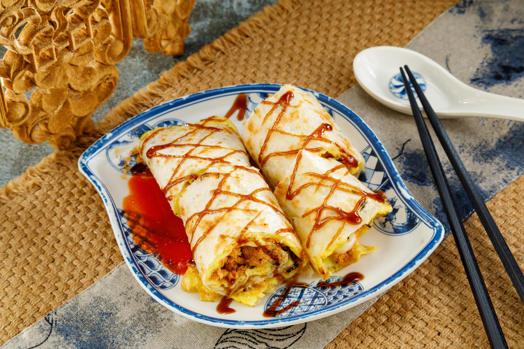 海苔肉鬆起司蛋餅HK$39|新鮮的台灣直送蛋餅皮,加入海苔、起司和肉鬆等豐富配料。金黃色的蛋皮,再淋上醬油膏和辣椒醬調味,帶來經典的早餐風味。