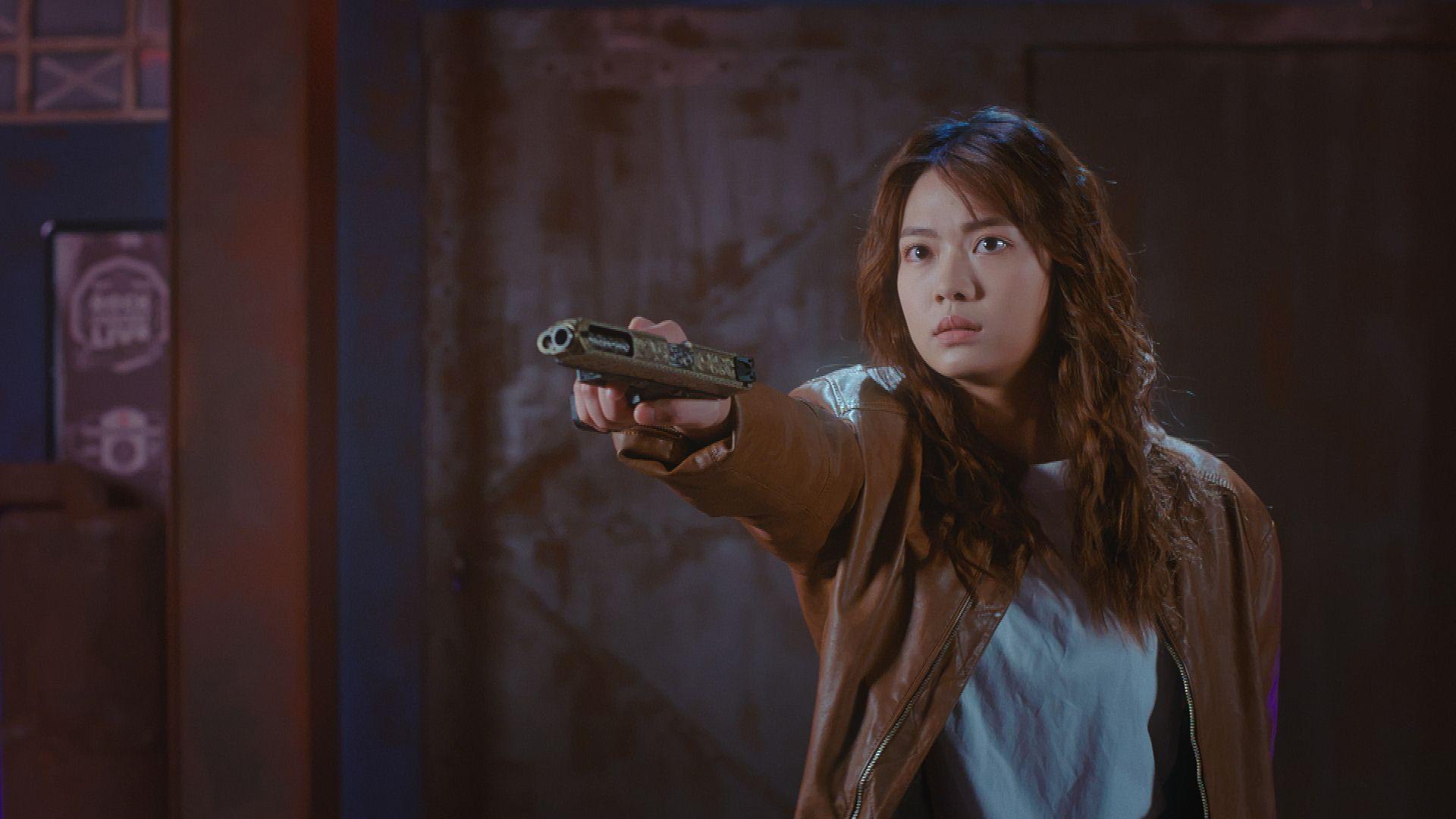 游嘉欣飾演的朱麗葉反叛又貪玩,為了玩槍佢可以去到好盡。