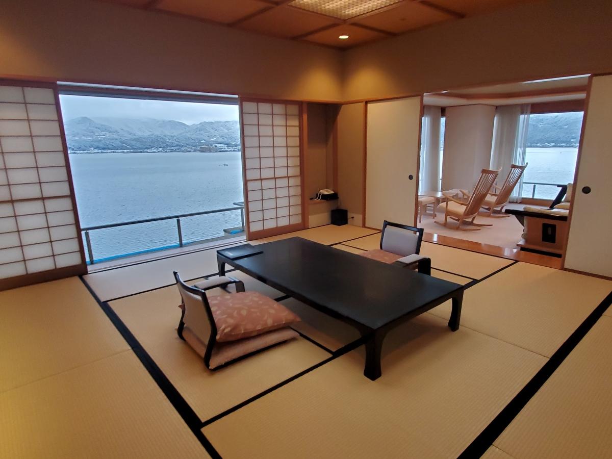 鳥取美食 湖上閣的邊角房間,其180度大廣角的落地玻璃窗,正好俯瞰東鄉湖雪國絕景。