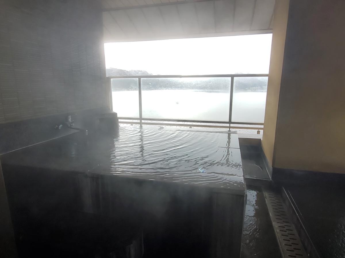 鳥取美食 溫泉用從湖底不斷湧上來的100%純質泉水,不加水、不加溫,泡完皮膚極滑溜!