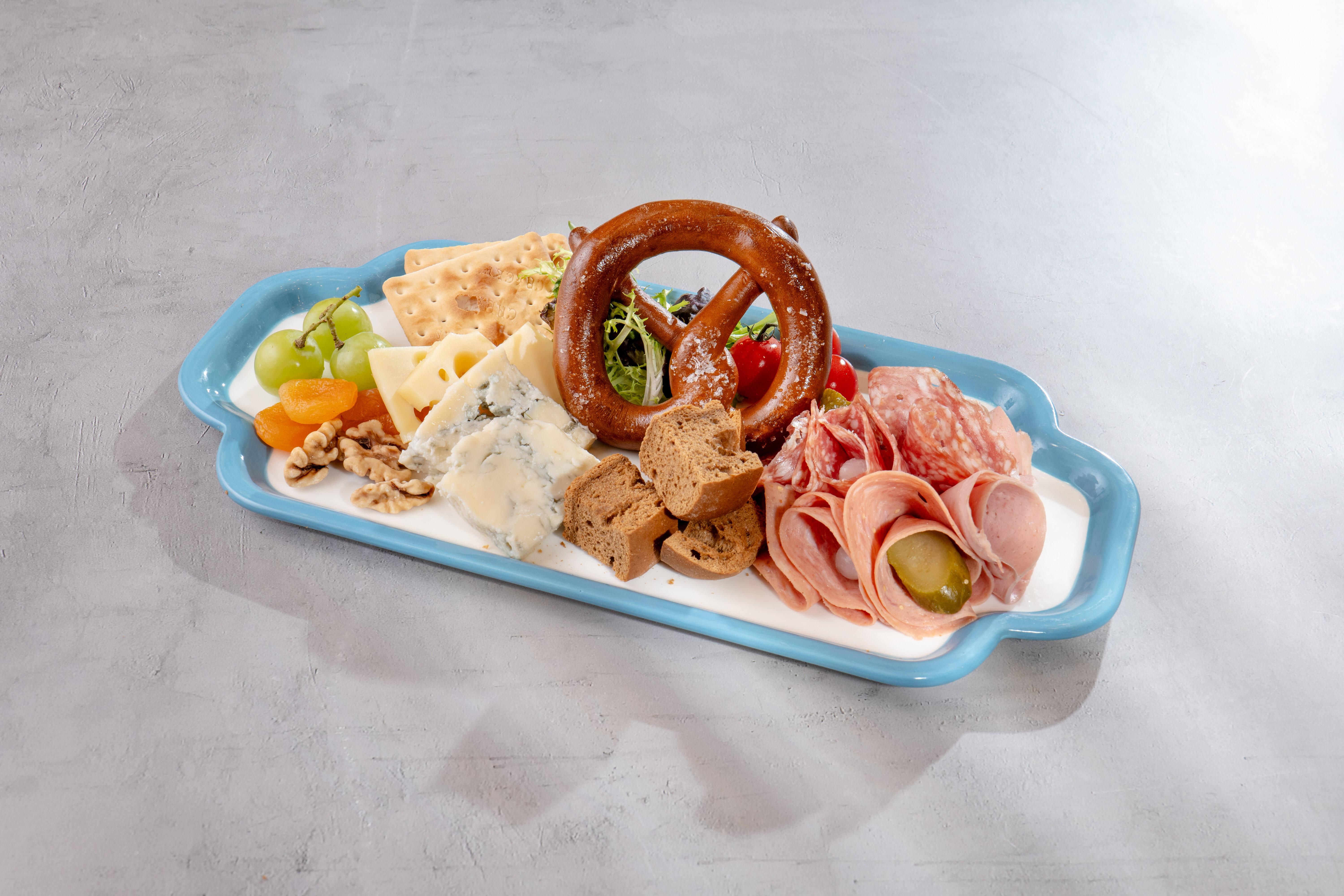 火腿芝士拼盤配德國扭結麵包及麥包