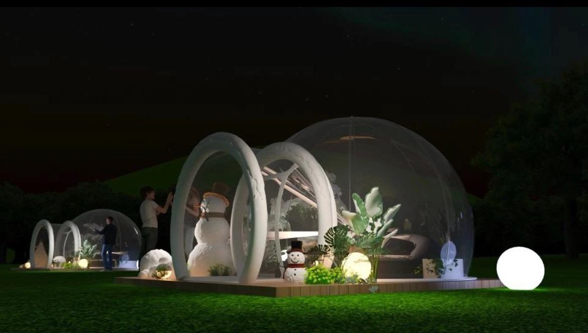 為了增加效果,龍崗大運公園內設有特色泡泡屋,整個都由玻璃製造而成,內有沙發及小燈,坐在當中欣賞極光,吸引不少年輕人打卡。(圖片來源:北山@小紅書)