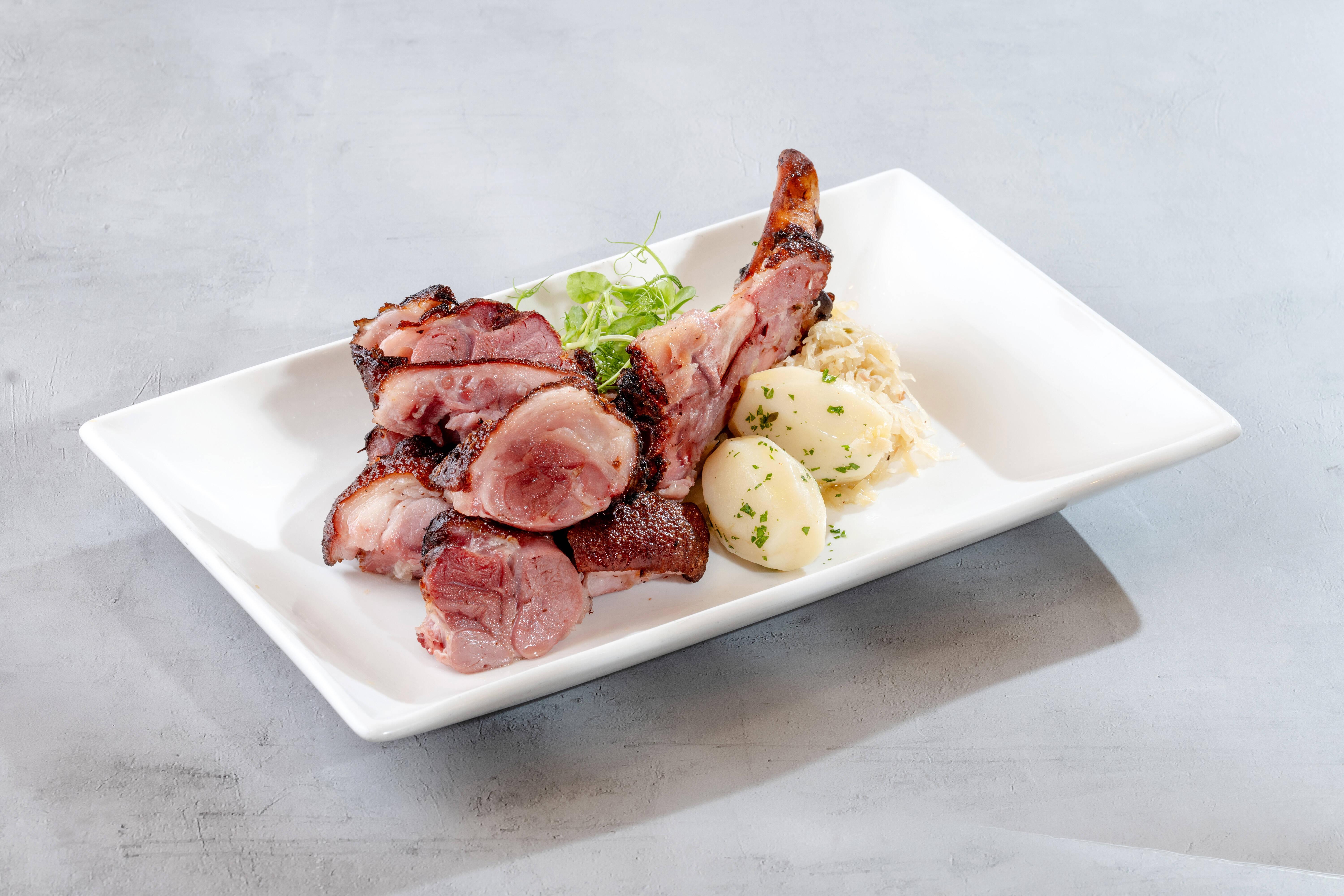 烤德國豬手配酸椰菜及香草薯