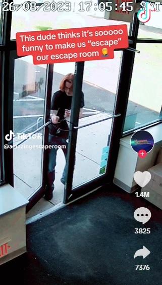 男子快手用鐵線把兩側門綁起來。(互聯網)