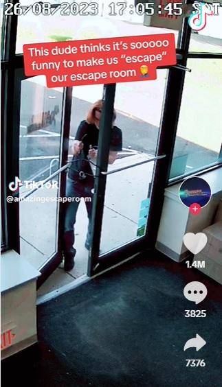 男子快手用鐵線把兩側門綁起來。(互聯網)