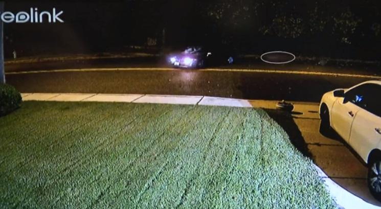 私家車駛離現場,擋風玻璃爆裂。(互聯網)