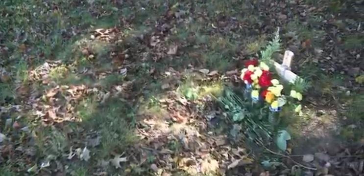 居民在發現屍體的路邊豎立十字架並放置鮮花,悼念門德斯。(互聯網)