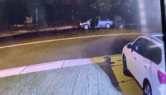 CCTV拍到涉案司機下車把屍體丟棄路邊。(互聯網)