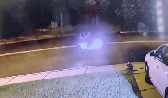 可見涉案私家車擋風玻璃穿了一個大洞。(互聯網)