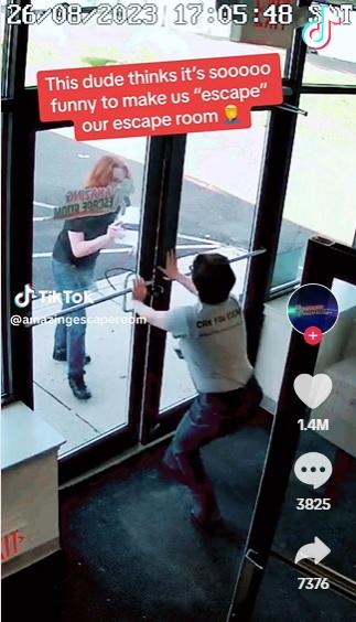 男子把紙卡塞入門篷。(互聯網)