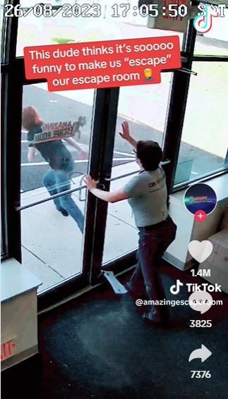 男子快步逃走,經理被反鎖室內,焦急拍門。(互聯網)