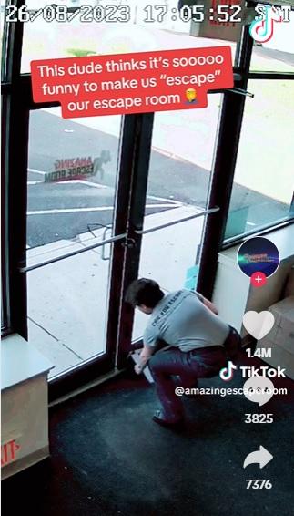 男子冇影,經理拾起紙卡。(互聯網)