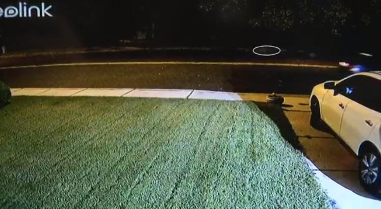 路邊留下門德斯(圓圈示)。(互聯網)