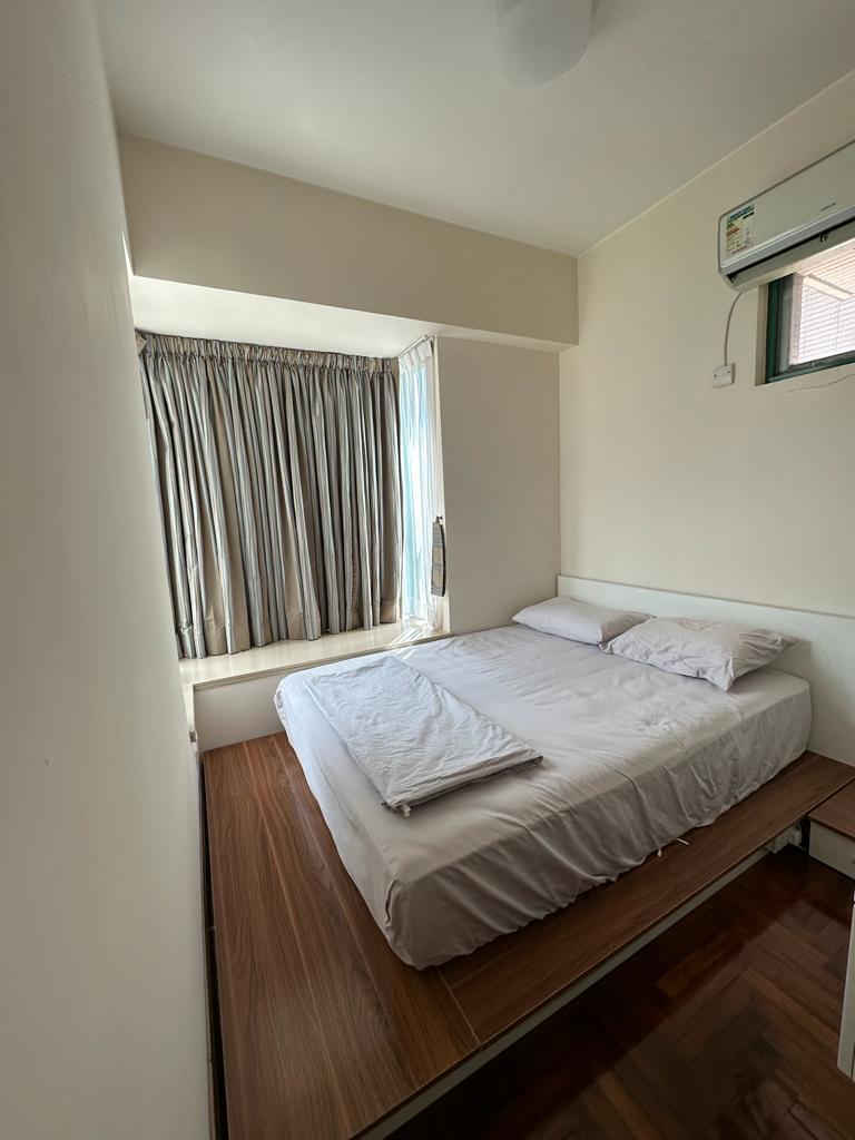 主人房設有地台,收納空間足。