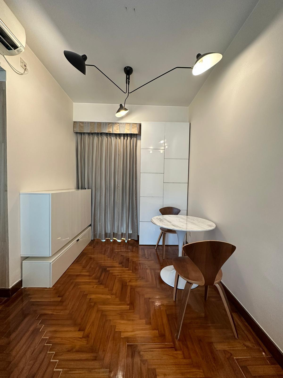 長方形大廳,飯廳一邊外接平台。