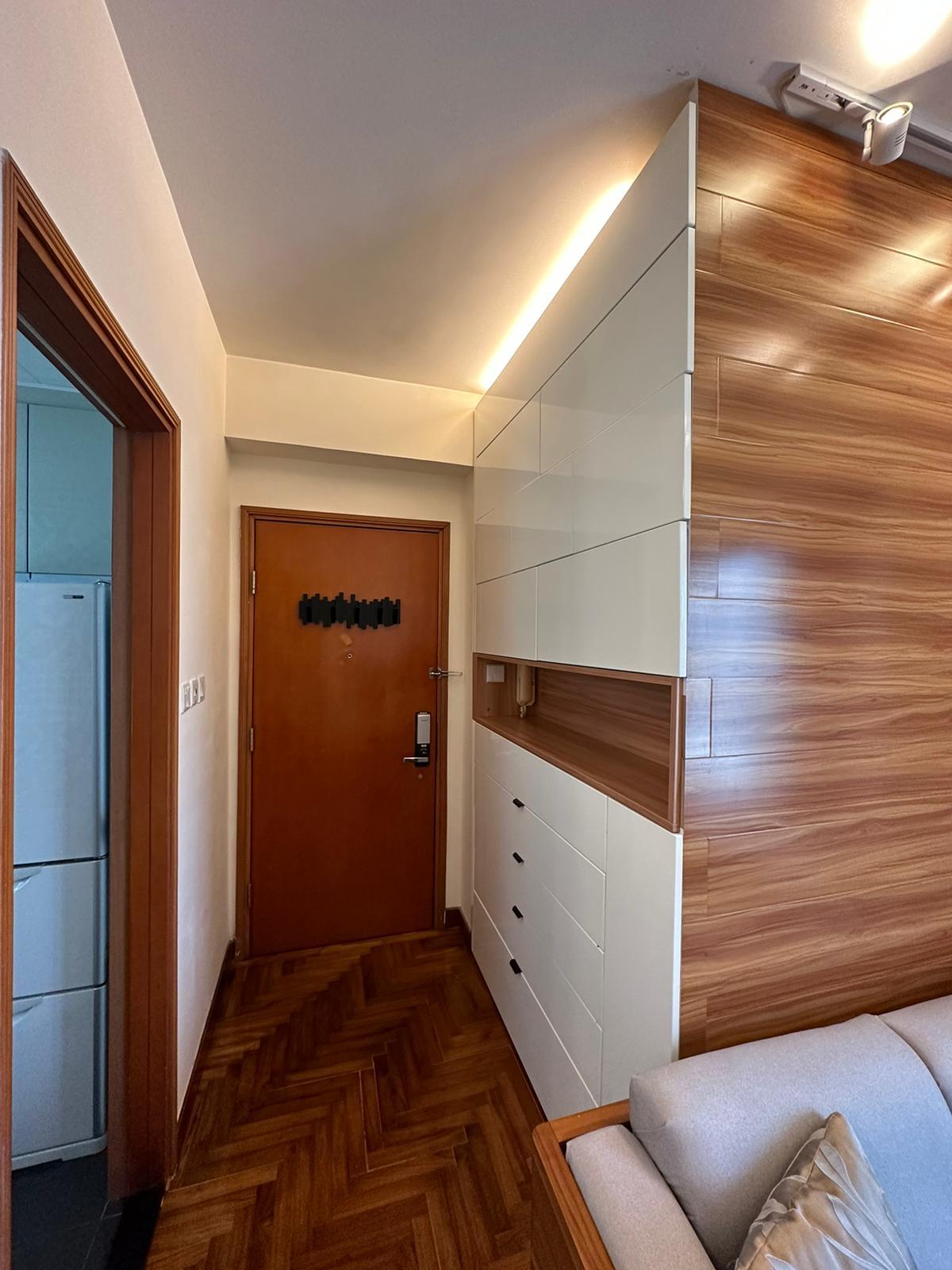 玄關附有訂製的大儲物櫃,十分新淨實用。