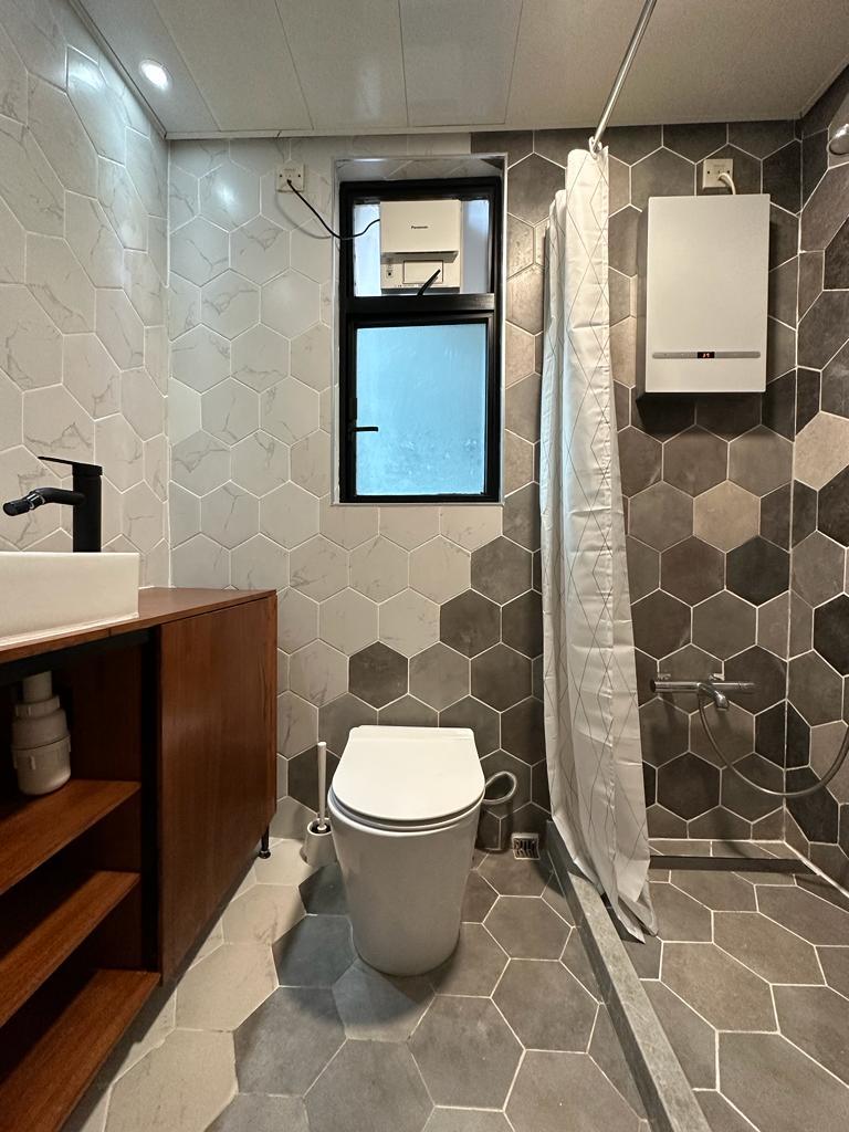 浴室為明廁設計,通爽衛生。