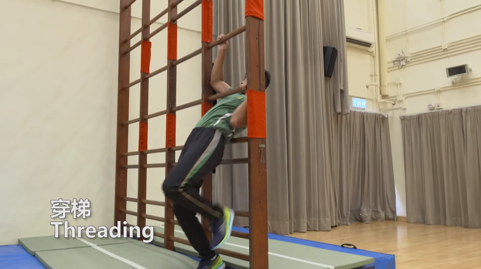 海關督察及關員體能測試:穿梯需要一共須完成兩組動作。(海關截圖)