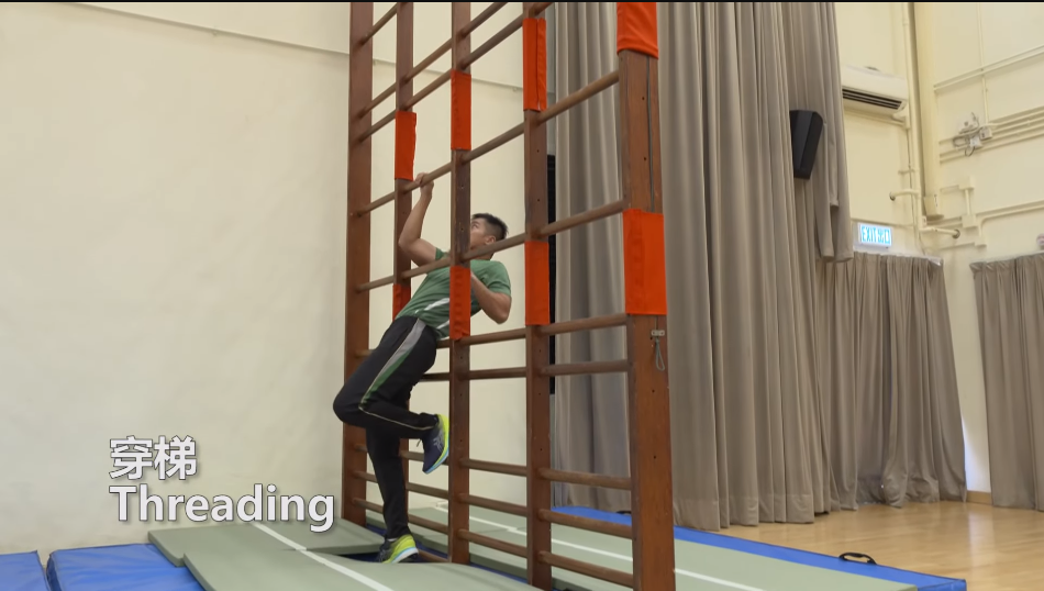 海關督察及關員體能測試:穿梯的最低要求為46.00秒,考生可獲1分。(海關截圖)