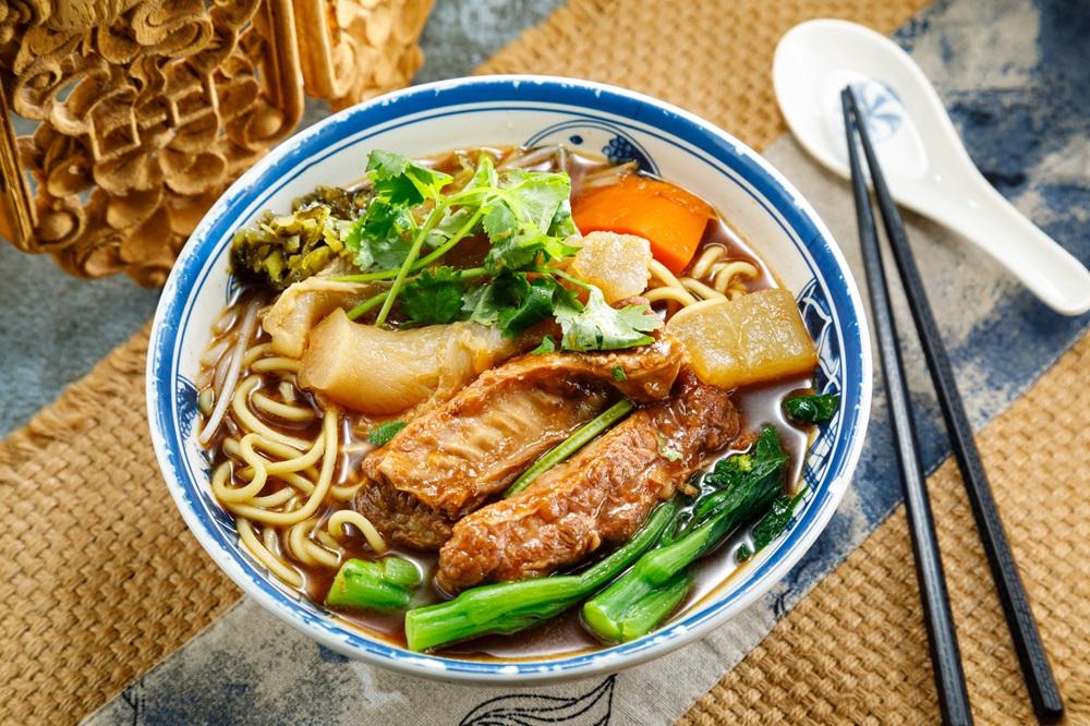 紅燒牛筋腩油麵HK$60|入口酥軟嫩滑的牛筋腩與彈牙的油麵完美結合,湯汁濃郁香濃,滋味豐富。紅燒的風味深厚,每一口都散發著令人垂涎欲滴的誘人香氣。