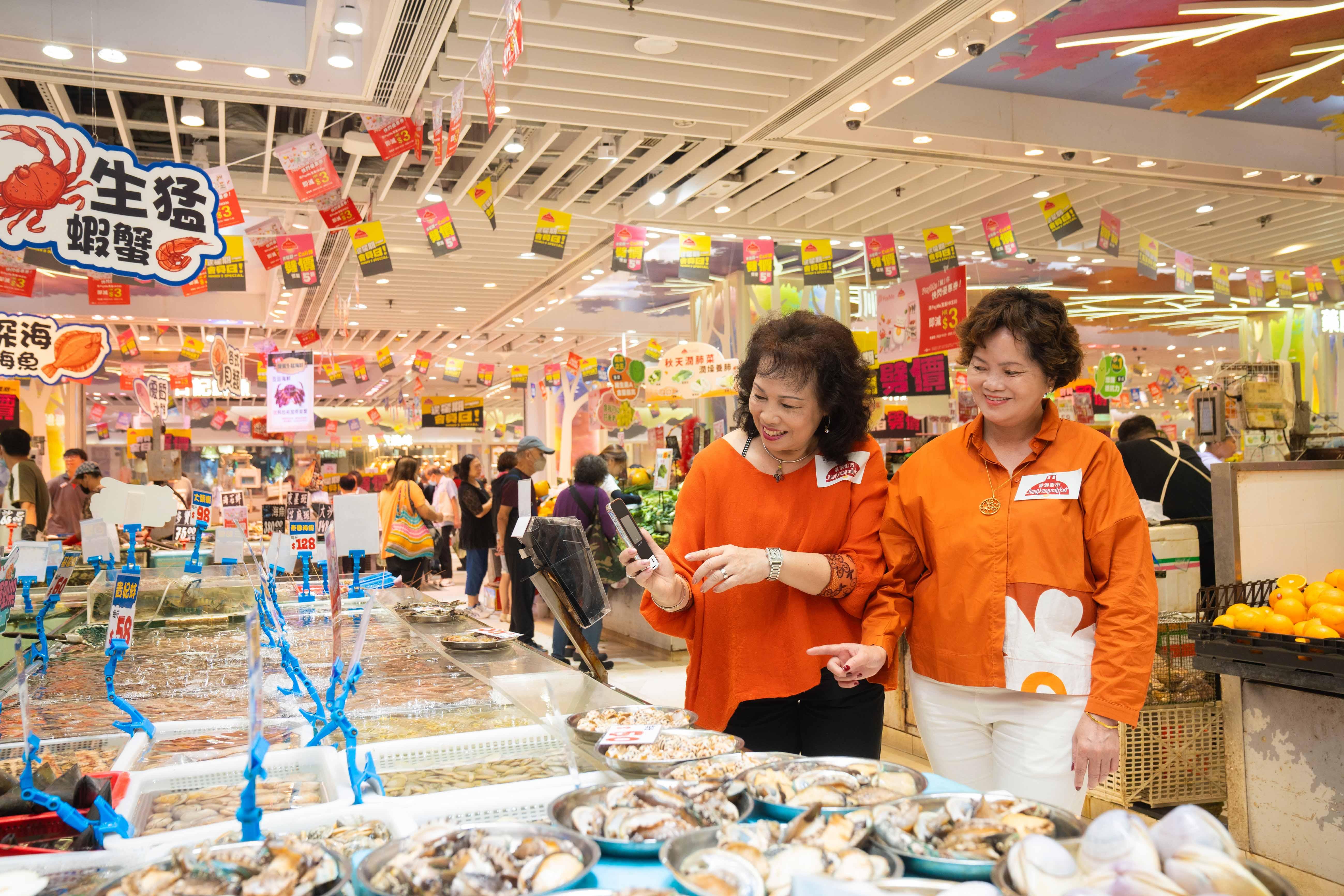 群姐孖媚姨到街巿拍攝宣傳照。