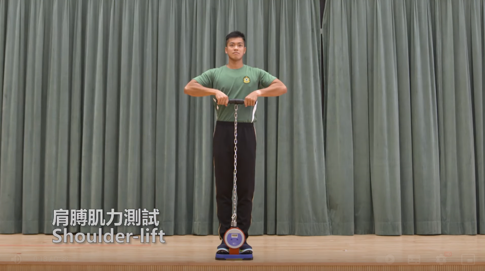 海關督察及關員體能測試 肩膊肌力測試須考生雙腳站上儀器與肩膊同寬,挺胸收緊腰部。上臂打開程A型,雙手正握儀器,集中肩膊力量,吸氣並開始向上拉。。(海關截圖)