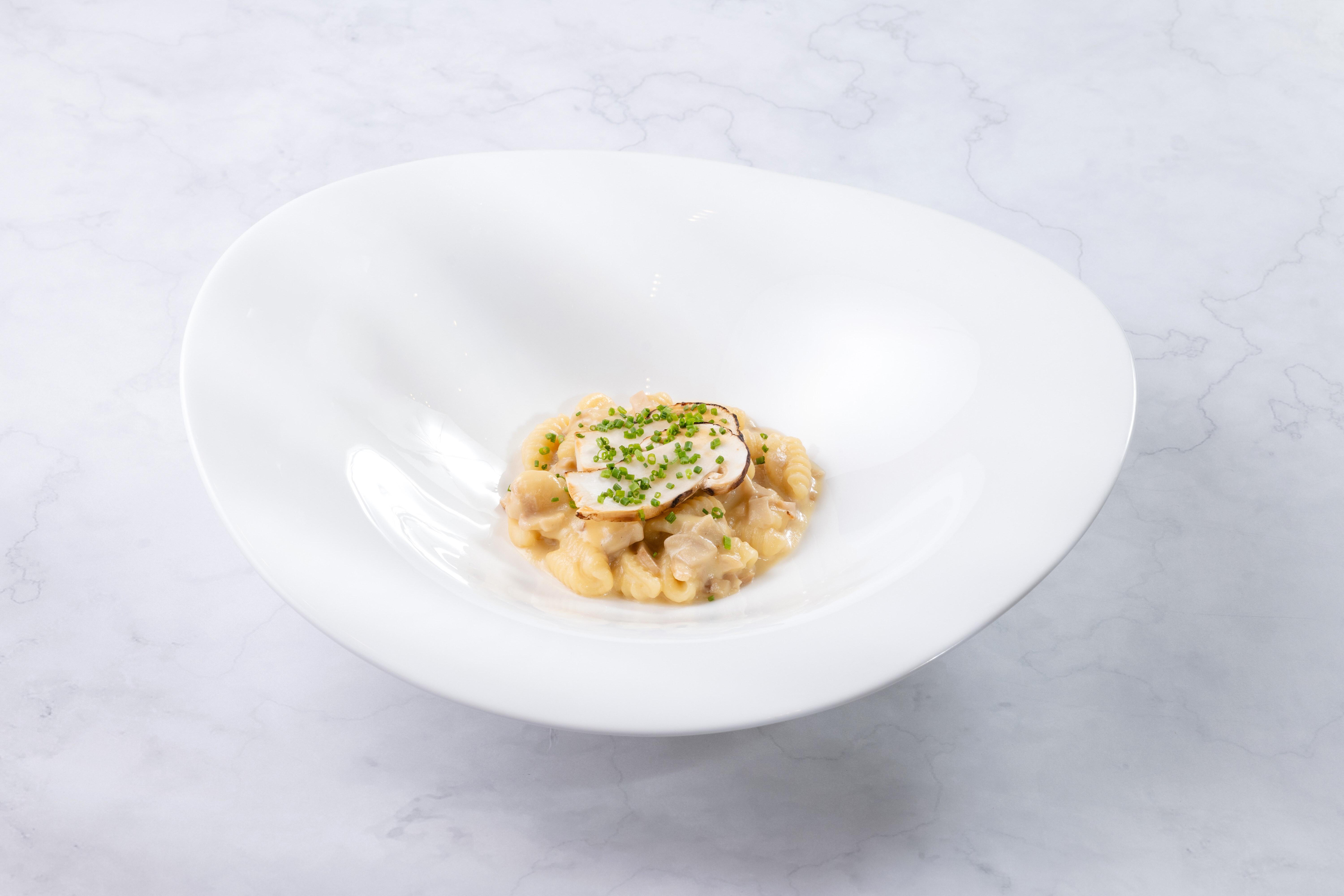 自家手製貝殼粉配白松露、日本鮮松茸菇