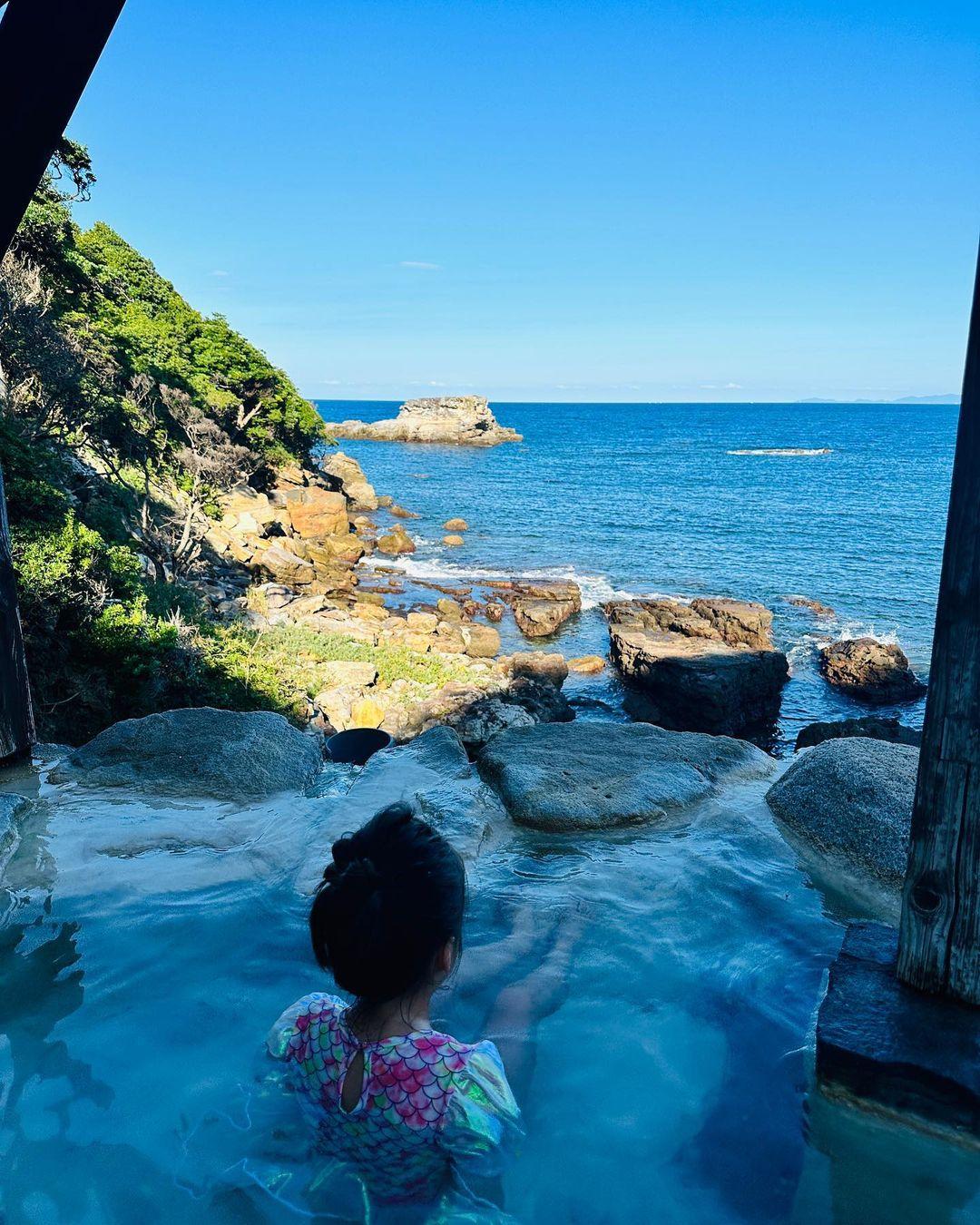 齊嬌與囡囡入住望海的溫泉酒店。