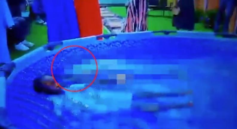 史密斯(紅圈示)與另一男子浸在水裡一起受洗。(互聯網)