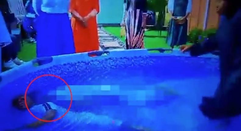 女牧師吟唱,也沒理會史密斯。(互聯網)