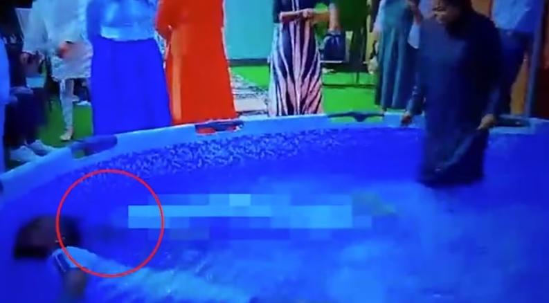 女牧師在池裡走動,也沒查看史密斯。(互聯網)