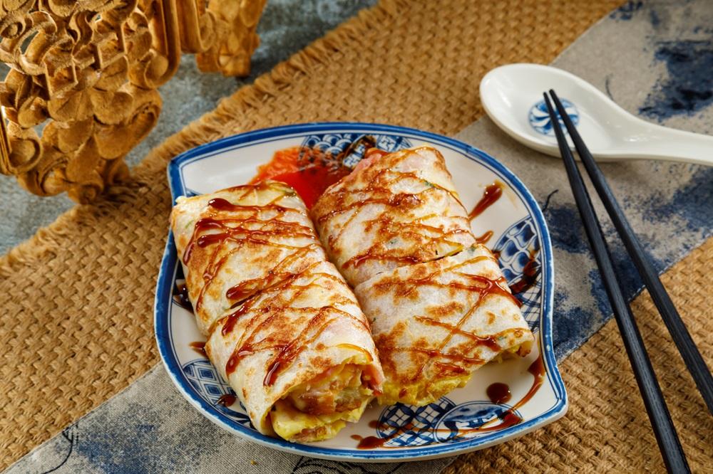 薯餅火腿蛋餅HK$35|蛋餅外皮經煎至金黃香脆,薯餅外酥內軟,火腿鮮嫩多汁。結合了鹹香的火腿和酥脆的薯餅,營造出絕妙的配搭。