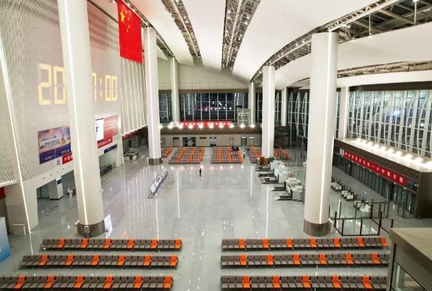 虎門站南站房新候車廳寬敞舒適,達130平方米的數字時鐘潮流時尚,極吸晴。 (圖片來源:廣州地鐵站微信官網 )