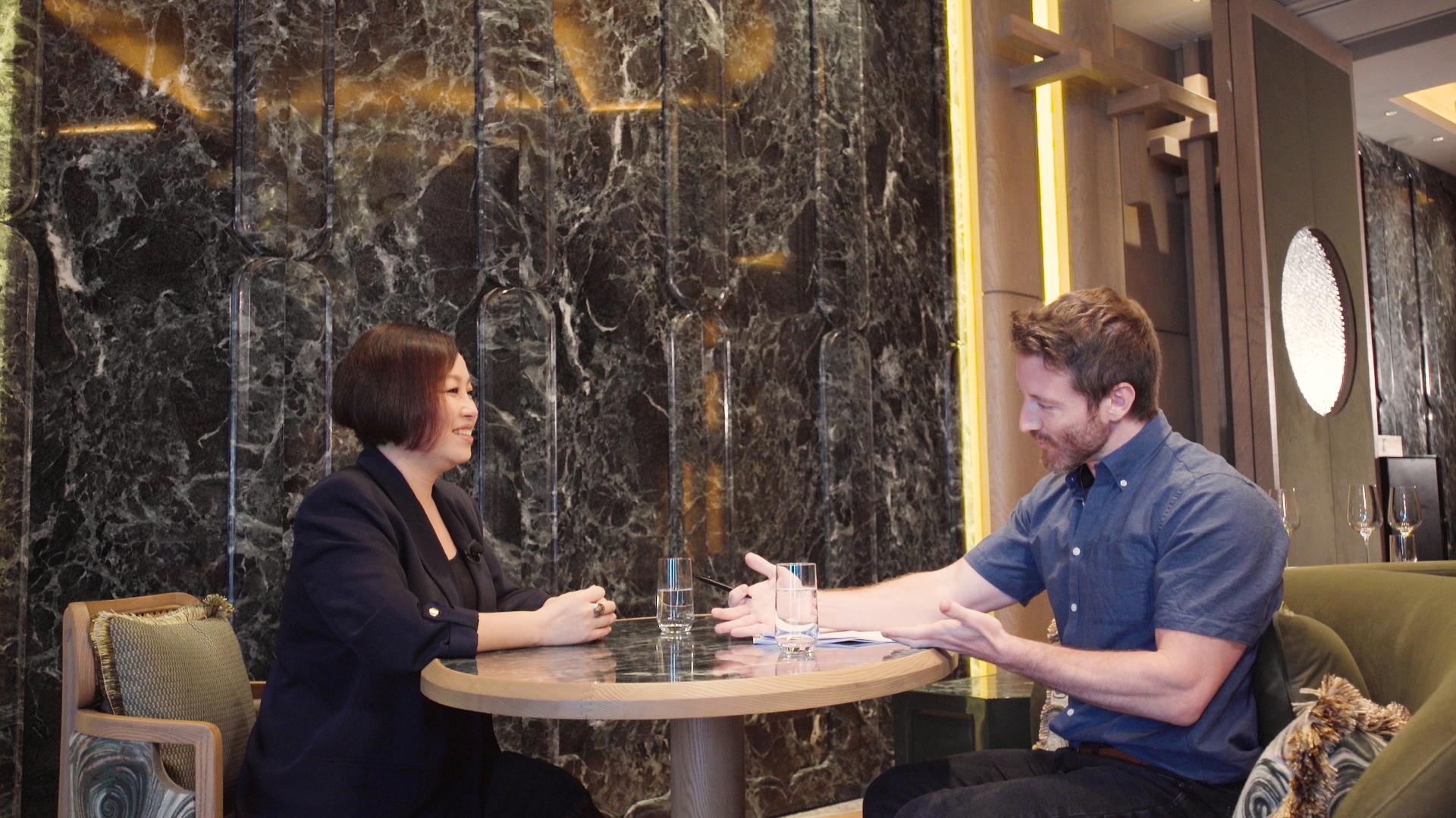 蝦頭要學好英文,在蘭桂坊撩鬼仔。