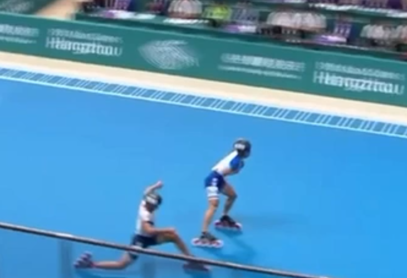 杭州亞運速度輪滑接力賽決賽,南韓的鄭喆元在最後直路略為領前中華台北的黃玉霖。(網上截圖)