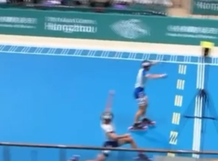 杭州亞運速度輪滑接力賽決賽,南韓的鄭喆元未衝線先舉高雙手慶祝。(網上截圖)