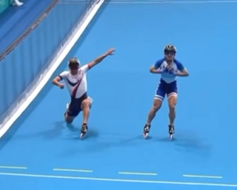 杭州亞運速度輪滑接力賽決賽,南韓的鄭喆元未衝線先舉高雙手慶祝。(網上截圖)