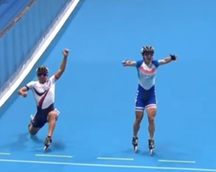 杭州亞運速度輪滑接力賽決賽,南韓的鄭喆元未衝線先舉高雙手慶祝,此時中華台北黃玉霖已與他平排。(網上截圖)