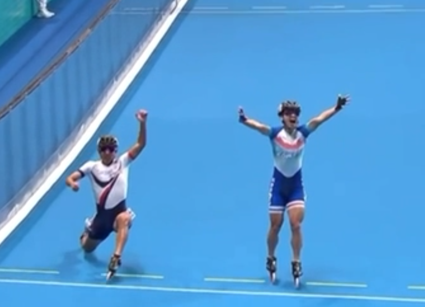 杭州亞運速度輪滑接力賽決賽,中華台北黃玉霖壓線略快過南韓隊。(網上截圖)