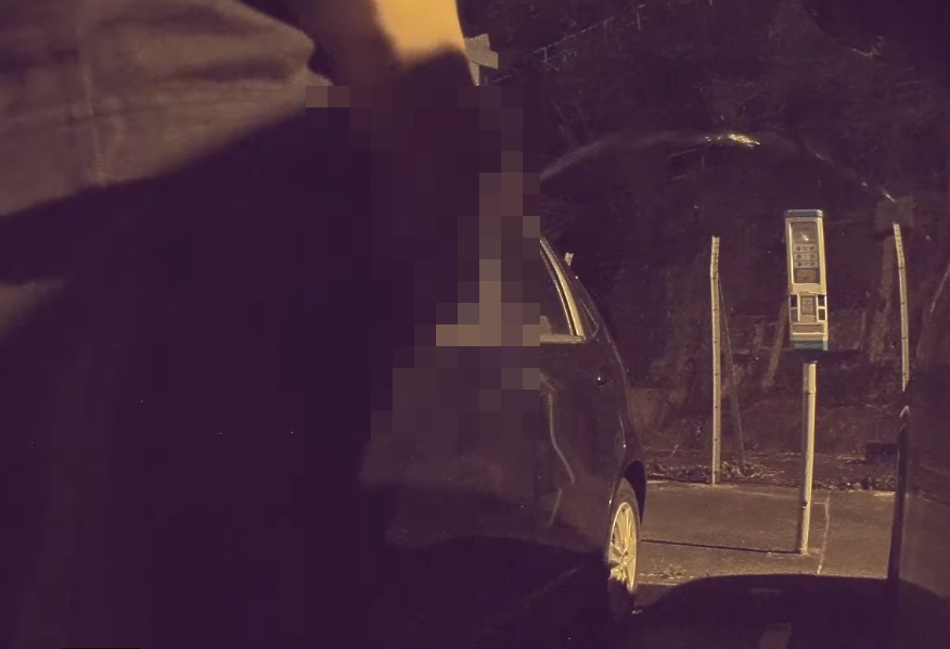 司機對事主座駕發射「尿柱」,過程長逾半分鐘。(影片截圖)