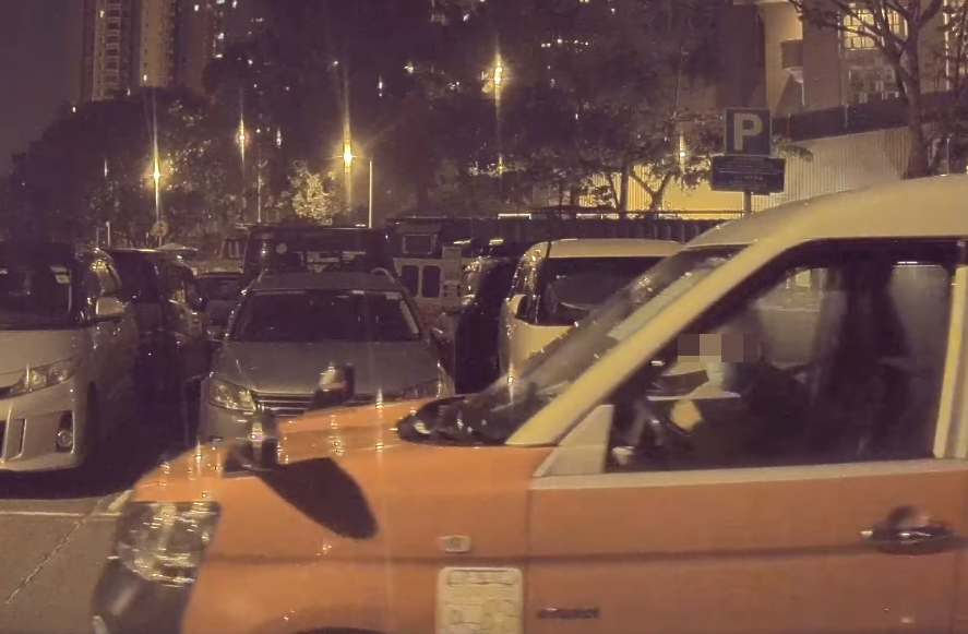 的士司機最終返回車上離開。(影片截圖)