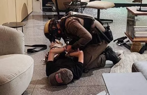 14歲男槍手當場被捕,警方指疑犯正接受精神問題治療。 (影片截圖)