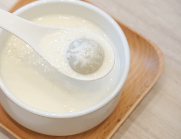 而聰嫂最愛自己製的生磨杏仁茶,並配上小寧波湯圓。(攝:李睿哲)